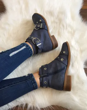 Bottines bleues lanières cloutées ouvertes à lavant